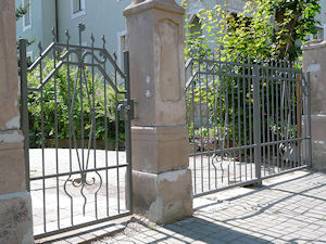 Eingangs- und Einfahrtstor